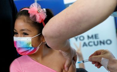 Criança recebe dose da vacina contra Covid-19 CoronaVac em escola pública em Concón, no Chile
