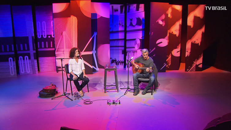 Guinga e Anna Paes se apresentam no estúdio do Ao vivo entre amigos