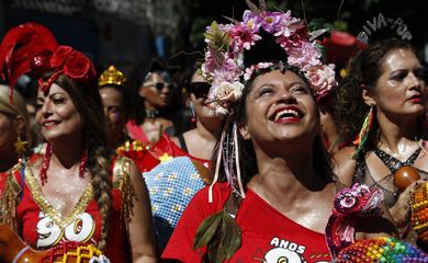 Rio de Janeiro (RJ) 10/02/2024 – Foliões curtem o carnaval de rua no desfile do bloco Multibloco, com tema Anos 90, no centro da cidade. Foto: Fernando Frazão/Agência Brasil