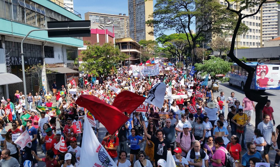 Belo Horizonte – Os manifestantes se reuniram na Praça Raul Soares e marcharam até a Praça da Estação. A organização estimou em 20 mil pessoas o número de participantes. Já a Polícia Militar informou que não faz estimativa de participantes