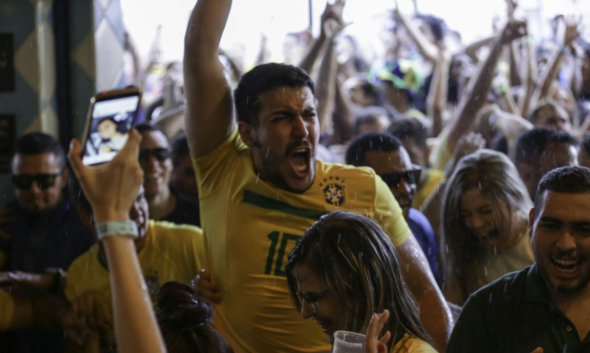 Brasilienses assistem jogo entre Brasil x Sérvia em bares da capital federal.