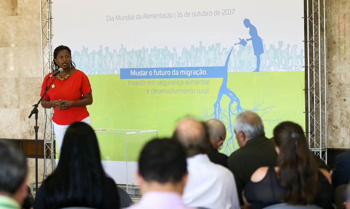 Brasília - A representante do escritório da ONU Mulheres no Brasil, Ana Carolina Querino, participa de debate sobre o tema Mudar o futuro da migração: investir em segurança alimentar e desenvolvimento rural (Marcelo Camargo/Agência Brasil)