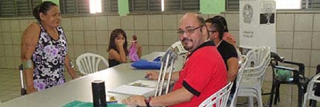 Pessoas com deficiência - eleitores e mesários - na seção eleitoral para votação nas eleições de 2012.