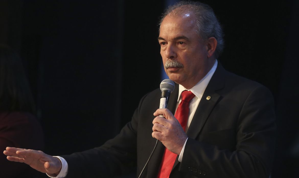 O coordenador dos Grupos Técnicos, Aloizio Mercadante, participa do evento de encerramento dos trabalhos dos grupos técnicos do Gabinete de Transição