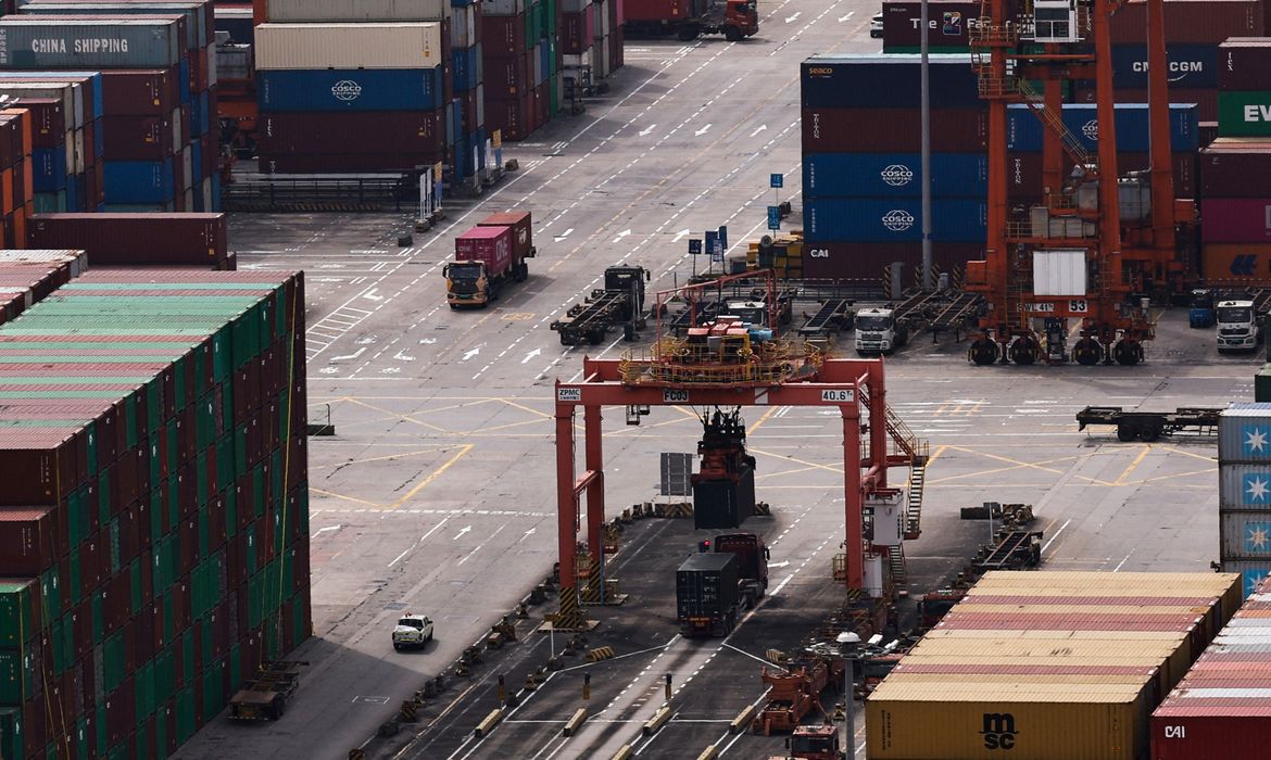 A truck carrying containers moves at the Yantian port in Shenzhen, Guangdong province, China April 17, 2025. REUTERS/Tingshu Wang