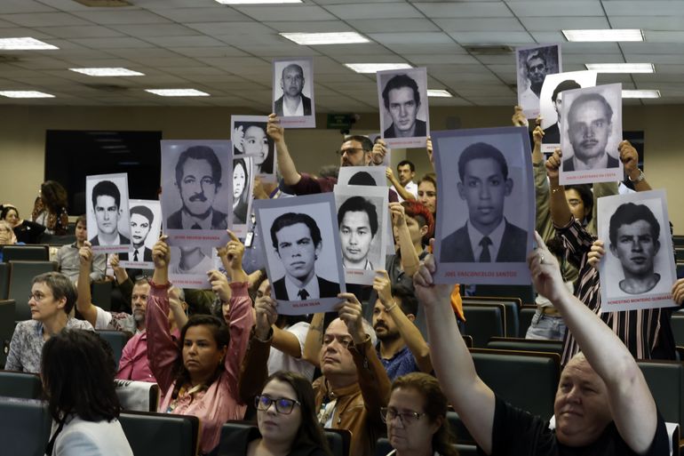 São Paulo (SP), 16/04/2025 - Pessoas com cartazes na mão participam de coletiva de imprensa na UNIFESP para apresentar identificação de duas ossadas de desaparecidos políticos (Denis Casemiro e Grenaldo de Jesus Silva). Foto: Paulo Pinto/Agência Brasil