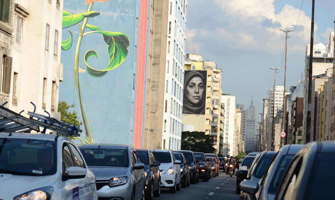 Trânsito no elevado Presidente João Goulart, conhecido como Minhocão, região central de São Paulo.