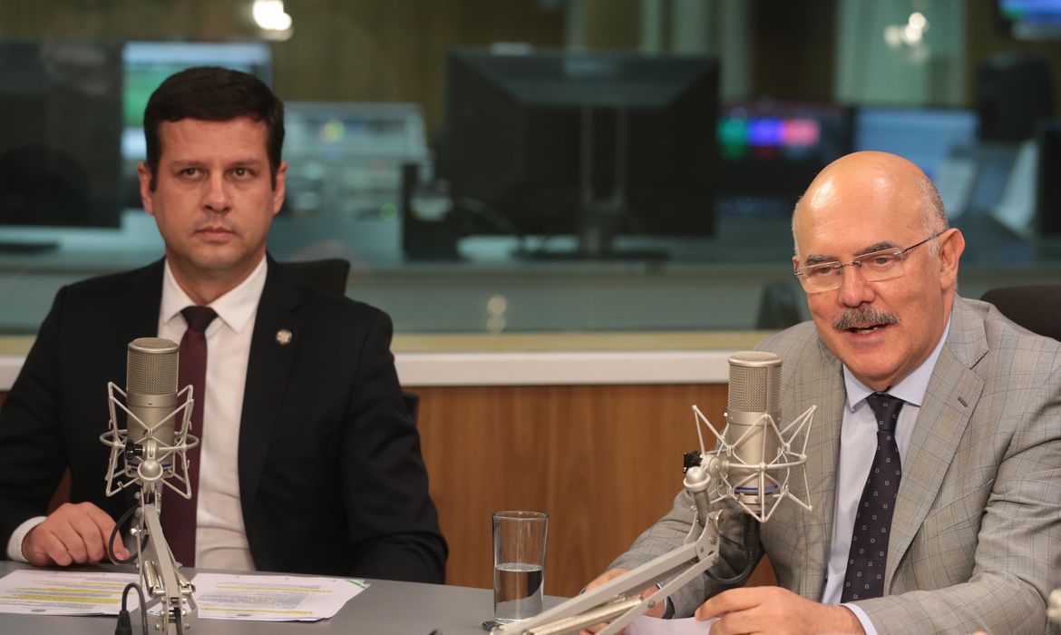 O secretário Tomas Dias Sant'Ana e o ministro da Educação, Milton Ribeiro, participa do programa A Voz do Brasil