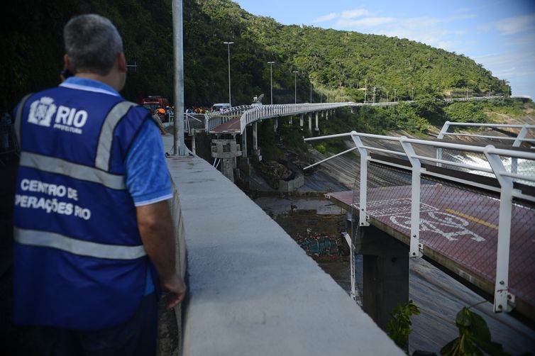 Rio de Janeiro - Trabalho de resgate no desabamento de parte da ciclovia Tim Maia, na Avenida Niemeyer, durante uma ressaca no mar de São Conrado, que deixa mortos e feridos (Fernando Frazão/Agência Brasil)