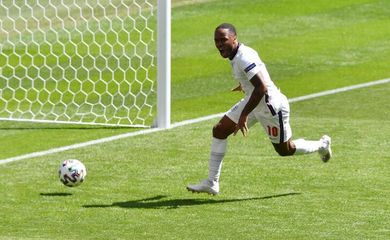 Justin Tallis/Pool via Reuters/Direitos Reservados .Raheem Sterling comemora ao marcar na vitória da Inglaterra sobre a Croácia por 1 a 0 pela Euro 2020