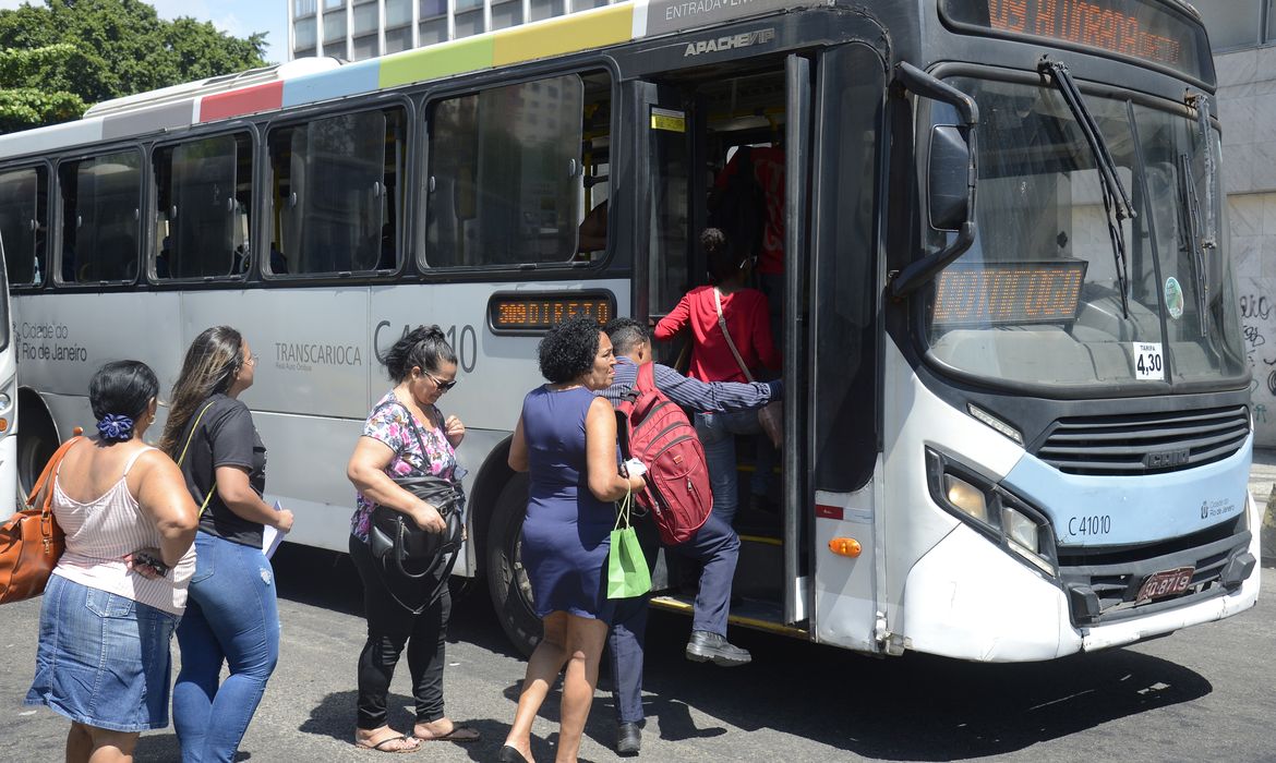 Ônibus circulam pela cidade sem ar condicionado no centro do Rio de Janeiro