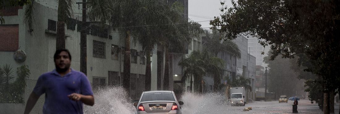 A chuva forte que atinge a cidade de São Paulo na tarde de hoje (19) já causa vários pontos de alagamentos complicando a vida dos moradores