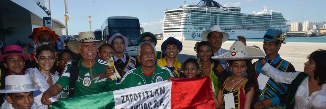 Em clima de festa, 3,6 mil mexicanos chegam, de navio, a Fortaleza, onde o México enfrenta o Brasil nesta terça (17), às 16h