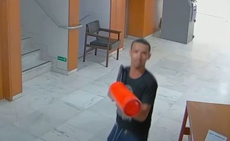 Frame de vídeo de câmera de segurança mostrando vândalo em ação no Palácio do Planalto
