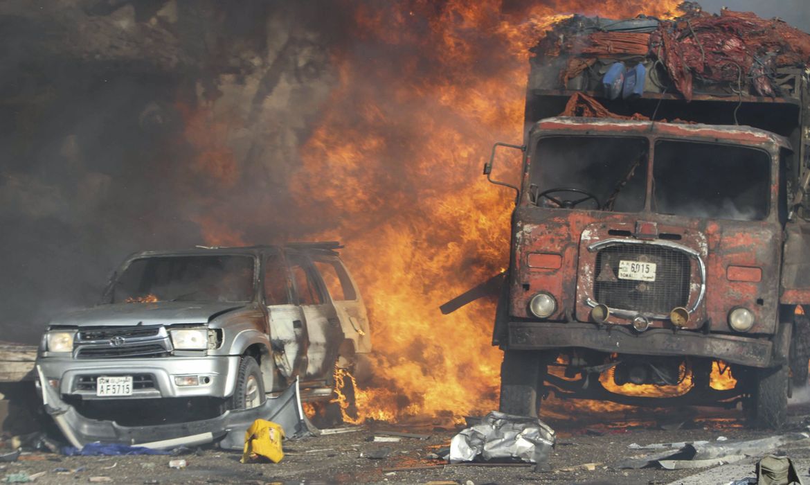 Veículos em chamas após ataque com caminhões-bomba contra um hotel em Mogadíscio, capital da Somália