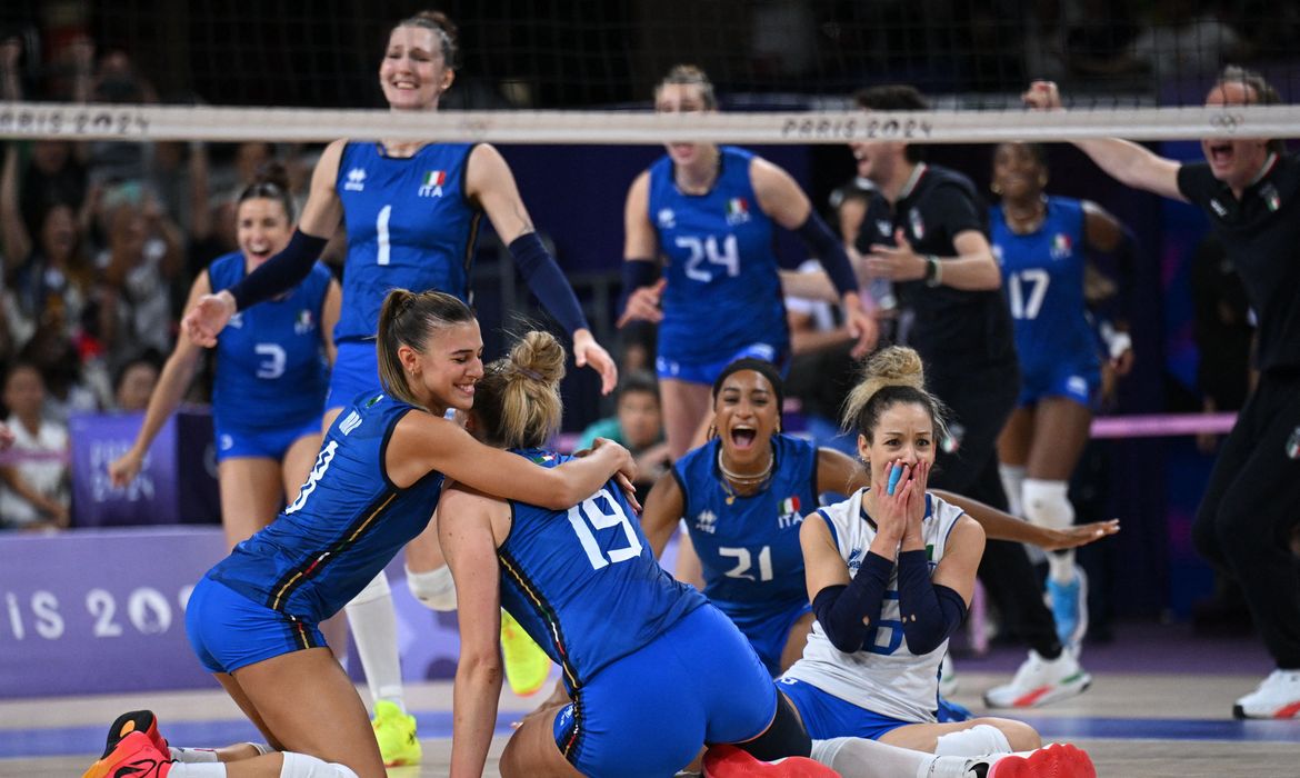 Paris 2024 Olympics - Volleyball - Women's Gold Medal Match - United States vs Italy - South Paris Arena 1, Paris, France - August 11, 2024. Italy players celebrate winning the gold. REUTERS/Annegret Hilse