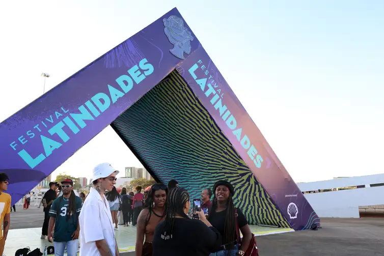 Valter Campanato/Agência Brasil Brasília (DF) 24/07/2025 - Pessoas em frente a entrada do 18º Festival Latinidades 2025, no Museu Nacional. Foto: Valter Campanato/Agência Brasil