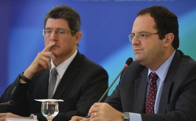 Os ministros da Fazenda, Joaquim Levy; e  do Planejamento, Nelson Barbosa; anunciam cortes no Orçamento durante coletiva (Valter Campanato/Agência Brasil)