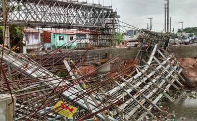 No início da noite de domingo, parte da estrutura de uma ponte que estava em construção no bairro Aerolândia cedeu. Dois trabalhadores morreram e três ficaram feridos