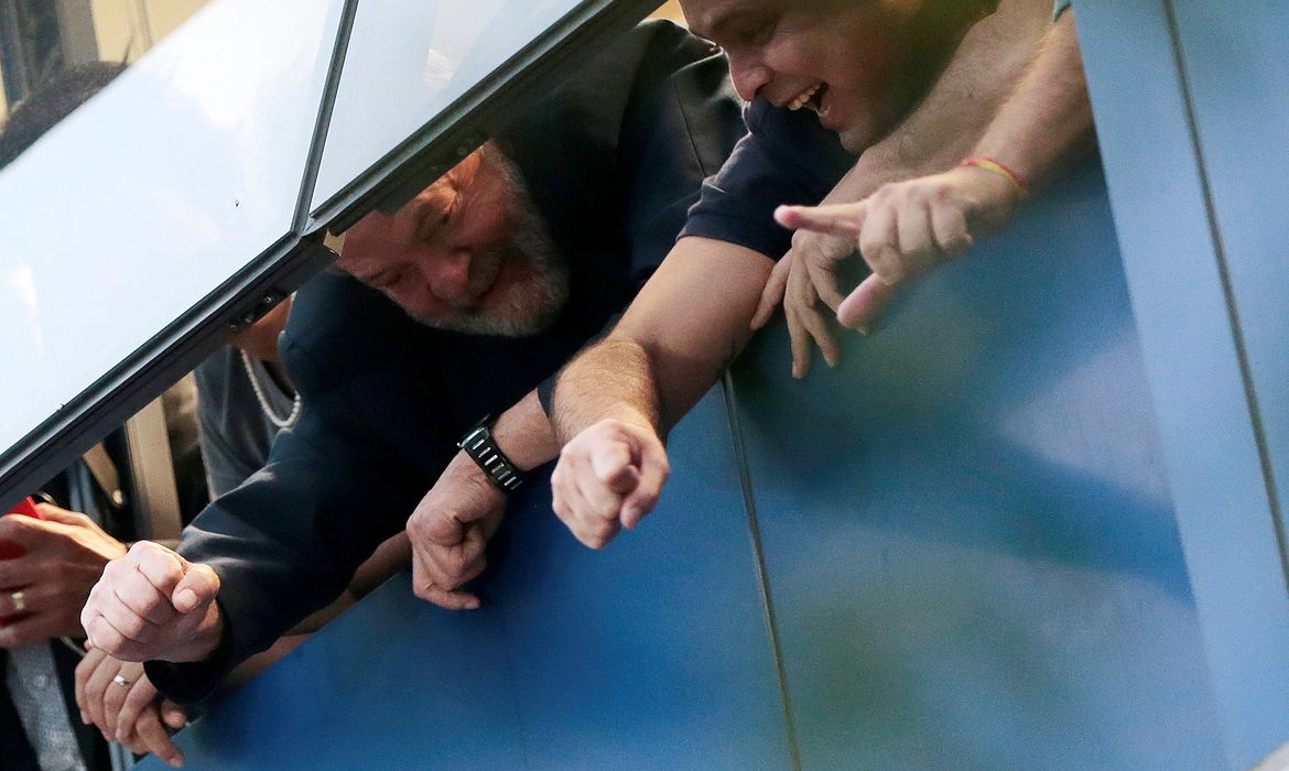 Ex-presidente Luiz Inácio Lula da Silva acena para simpatizantes de uma janela do Sindicato dos Metalúrgicos de São Bernardo do Campo