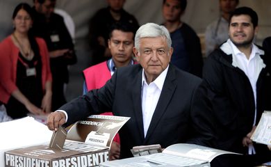 México: eleições presidenciais. O candidato presidencial Andres Manuel Lopez Obrador deposita sua cédula de voto durante a eleição presidencial na Cidade do México.