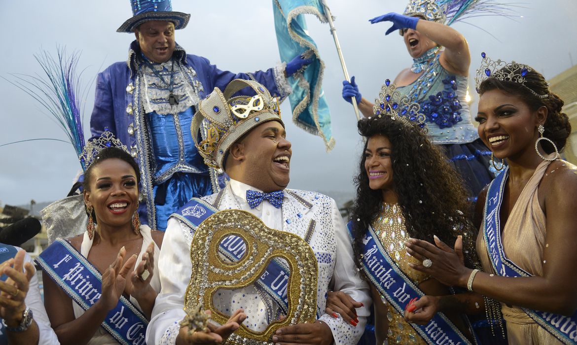  O presidente da Riotur, Marcelo Alves, e a família de Candonga, guardiã da chave da cidade, fazem entrega ao Rei Momo para abertura do desffiles no Sambódromo, na Marquês de Sapucaí.