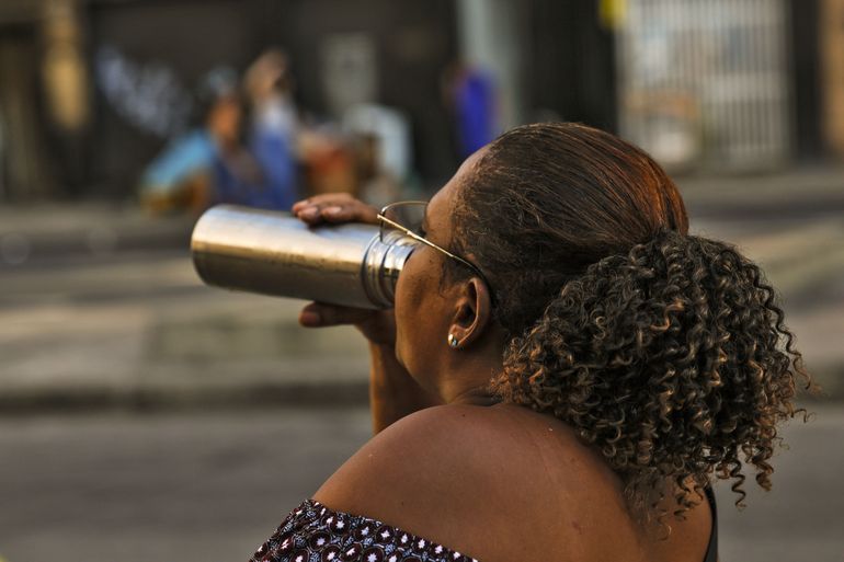 Rio de Janeiro (RJ) 20/02/2025 – Pessoas se hidratam na região central da cidade durante onda de calor. Foto: Fernando Frazão/Agência Brasil