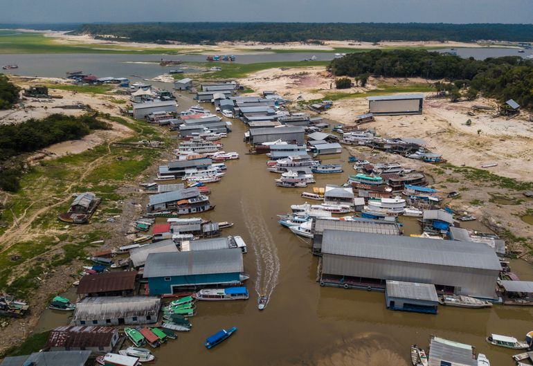 Manaus (AM), 20/11/2023, Marina do Davi com barcos encalhados na maior seca em 121 anos que Manaus vem sofrendo. Foto: Rafa Neddermeyer/Agência Brasil