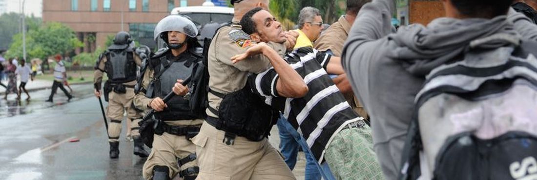 Ex-moradores do prédio da Oi e Guarda Municipal entram em confronto no Rio