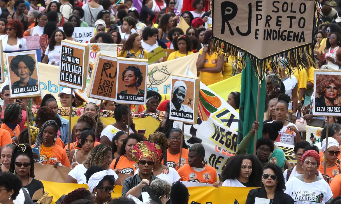 Rio de Janeiro (RJ), 30/07/2023 - IX Marcha das Mulheres Negras do Rio de Janeiro, na praia de Copacabana, zona sul da cidade. Foto:Tânia Rêgo/Agência Brasil