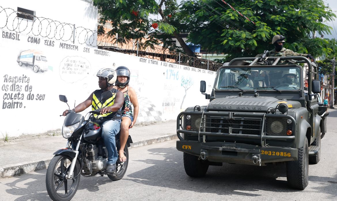 Rio de Janeiro - Forças Armadas fazem mais uma operação na Vila Kennedy, zona oeste da cidade (Tânia Rêgo/Agência Brasil)