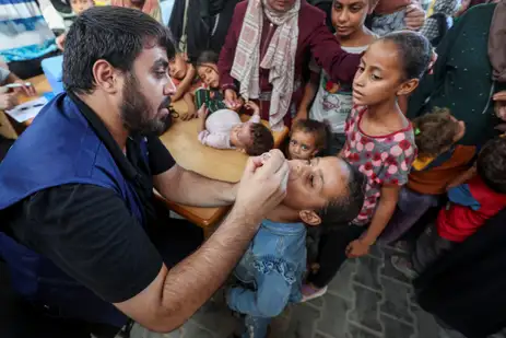 Palestina- 01/09/2024 Crianças palestinas são vacinadas contra a poliomielite, em um centro de saúde das Nações Unidas em Deir Al-Balah, no centro da Faixa de Gaza.  REUTERS/Ramadan Abed