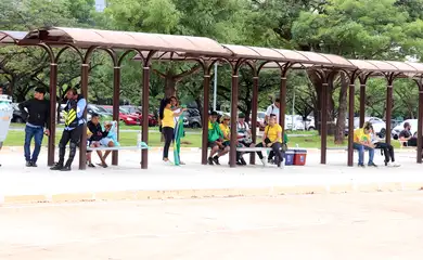 Brasília (DF), 23/11/2025 - Pessoas em frente a sede da Polícia Federal após a prisão do ex-presidente Jair Bolsonaro. Foto: Valter Campanato/Agência Brasil