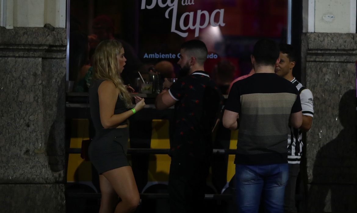 Pessoas se reúnem em bar do Rio de Janeiro em meio à pandemia de Covid-19