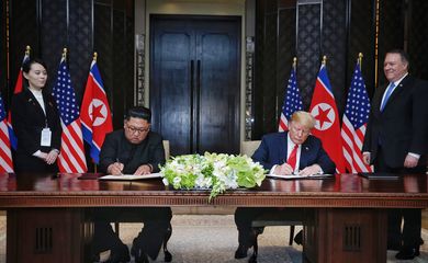 Líderes da Coreia do Norte, Kim Jong-un, e dos Estados Unidos, Donald Trump, assinam acordo em Cingapura