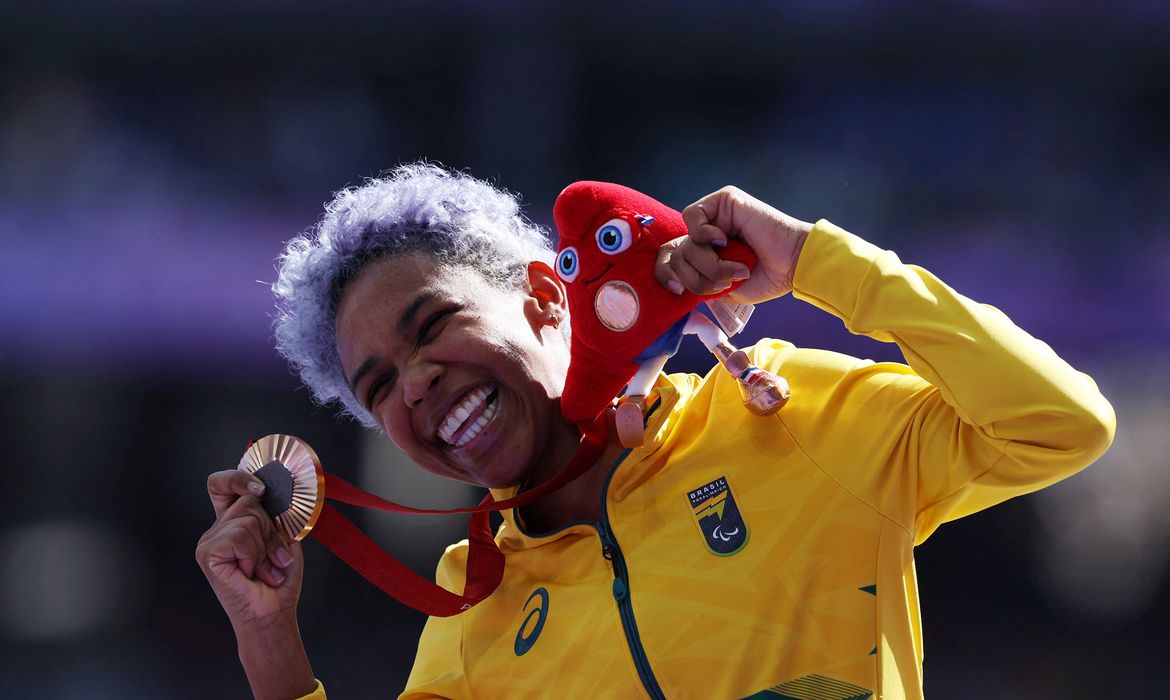 Paris 2024 Paralympics - Athletics - Women's 1500m - T20 Victory Ceremony - Stade de France, Saint-Denis, France - September 6, 2024
Bronze medallist Antonia Keyla da Silva Barros of Brazil celebrates on the podium REUTERS/Umit Bektas