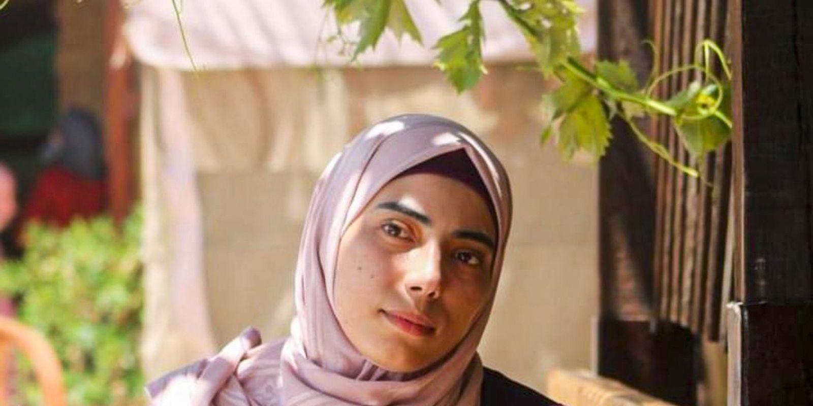 Poeta feminista palestina morre aos 32 anos durante bombardeio em Gaza