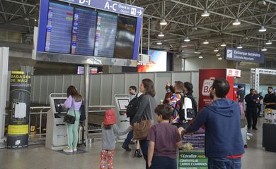 Rio de Janeiro - Aeroporto do Galeão apresenta fluxo intenso de passageiros no primeiro dia de transferências de voos do Santos Dumont.  (Foto: Tomaz Silva/Agência Brasil)