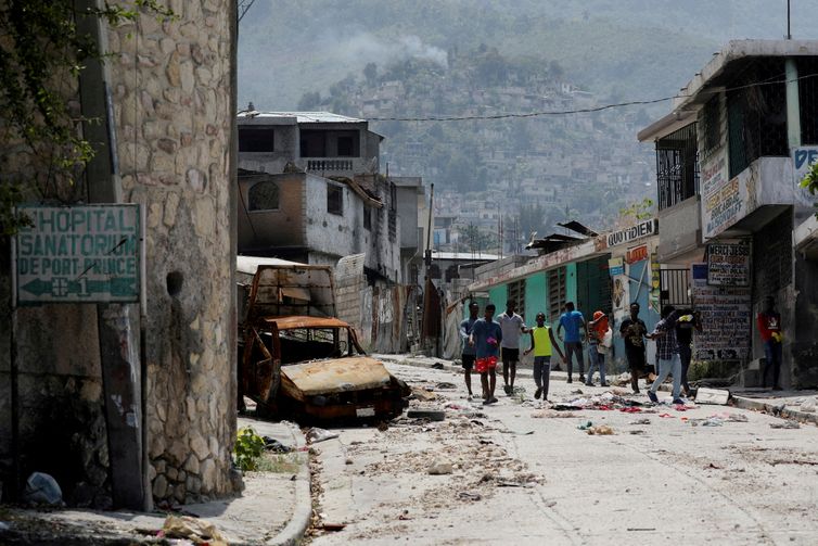 Pessoas caminham em rua de Porto Príncipe
 19/3/2024    REUTERS/Ralph Tedy Erol