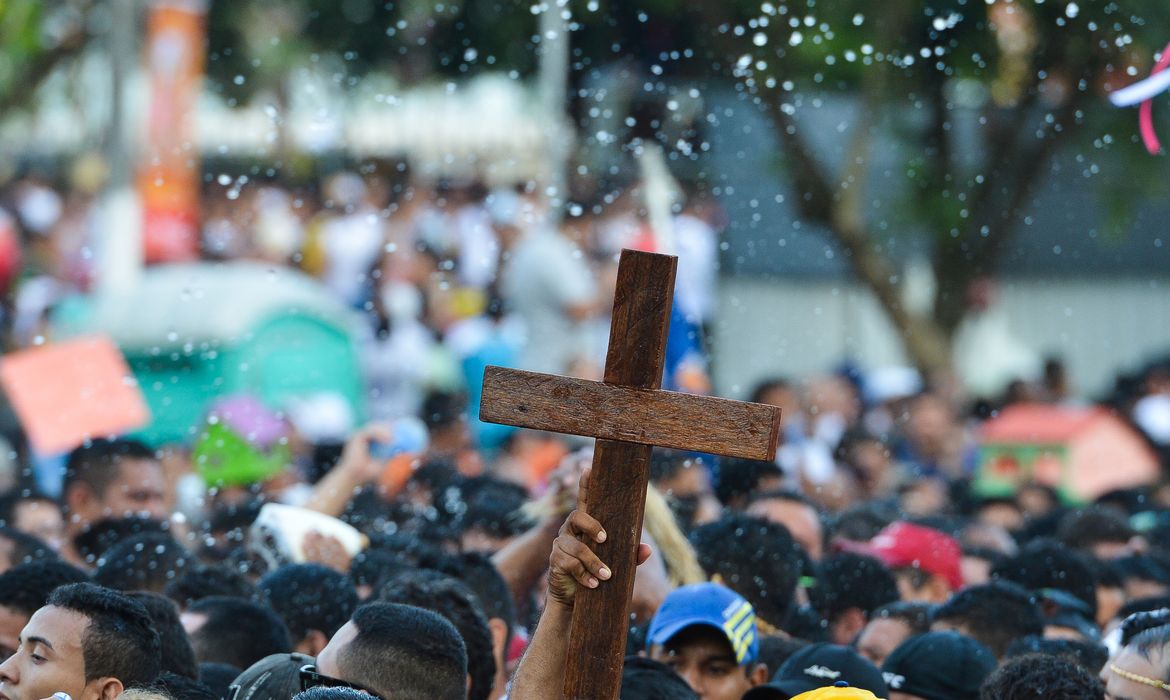 Milhares de católicos acompanham a procissão do Círio de Nazaré em Belém. A romaria que homenageia Nossa Senhora de Nazaré é a maior procissão católica do mundo (Marcello Casal Jr/Agência Brasil)