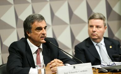 Brasília - O advogado de defesa da presidenta afastada Dilma Rousseff, José Eduardo Cardozo, e o relator Antônio Anastasia, durante reunião da Comissão do Impeachment(Marcelo Camargo/Agência Brasil)