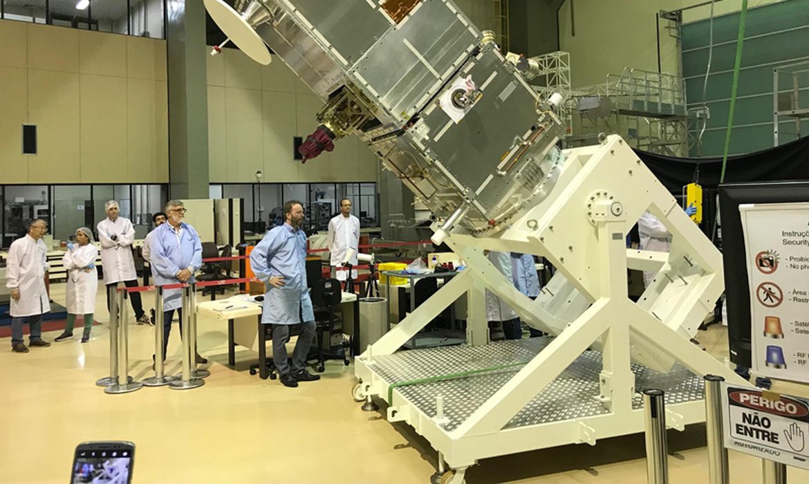 São Paulo - O satélite Amazonia 1 embarcou nesta terça-feira (22) para a Índia, onde será lançado ao espaço em fevereiro de 2021. O embarque aconteceu em um avião B777 da Emirates no aeroporto de São José dos Campos/SP (SJC)