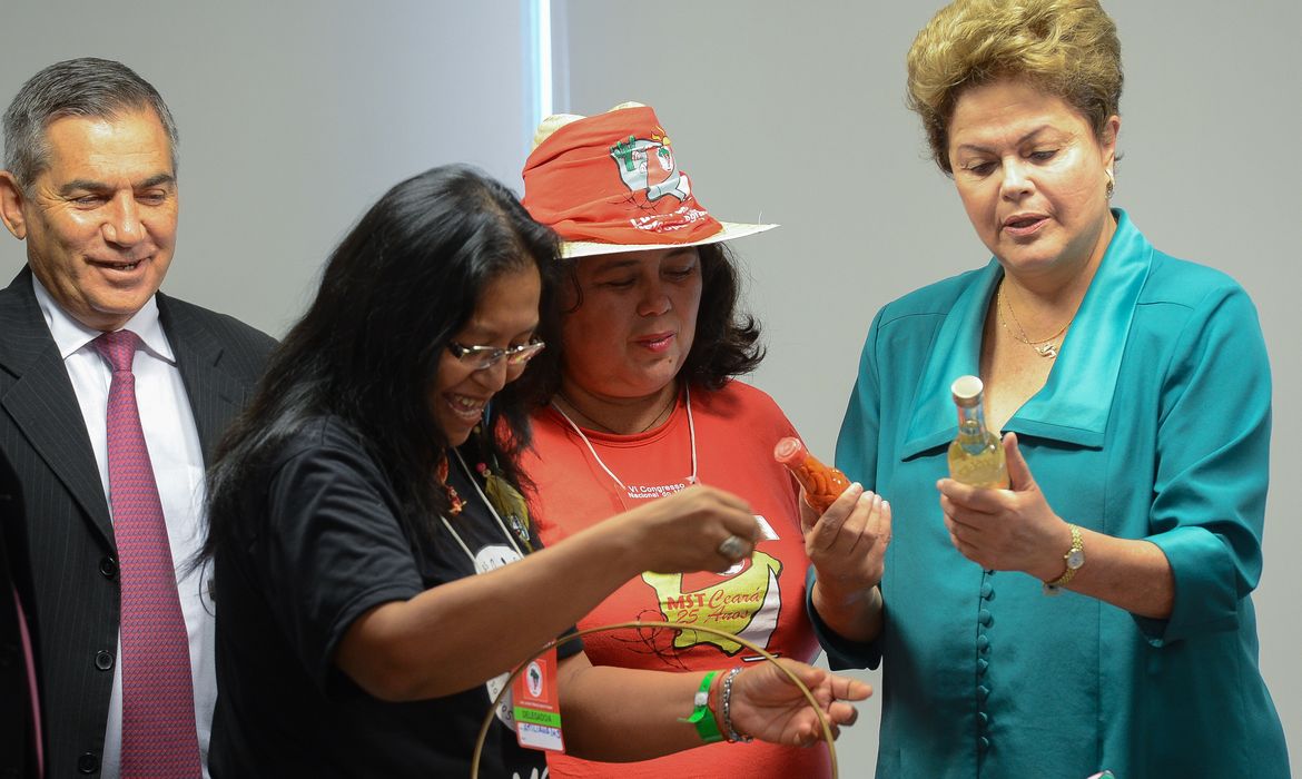 Brasília - Presidenta  Dilma Rousseff, recebe representantes do Movimento dos Trabalhadores Sem Terra (MST) ( Antonio Cruz/Agência Brasil)