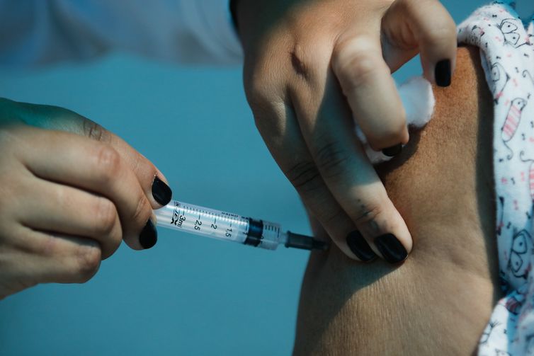 Anvisa atualiza andamento de análises de vacina contra covid-19