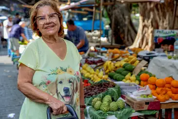 Rio de Janeiro (RJ), 25/06/2024 - Marina de Souza, 80 anos, aposentada, na feira livre do Largo do Machado, zona sul da cidade.  Foto: Tânia Rêgo/Agência Brasil
