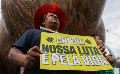 Brasília (DF), 14/10/2025 - Indígenas fazem protesto em frente ao prédio onde está sendo realizada a Pré-Cop30. Foto: Marcelo Camargo/Agência Brasil