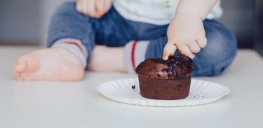 Criança comendo cupcake