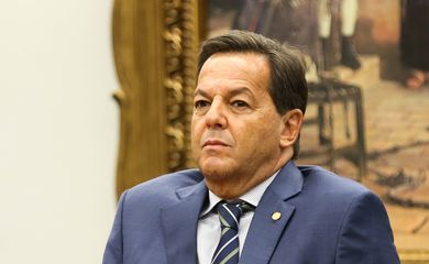 Brasília - O relator Sérgio Zveiter durante sessão da Comissão de Constituição e Justiça da Câmara para discutir o parecer favorável à denúncia contra o presidente Michel Temer (Marcelo Camargo/Agência Brasil)