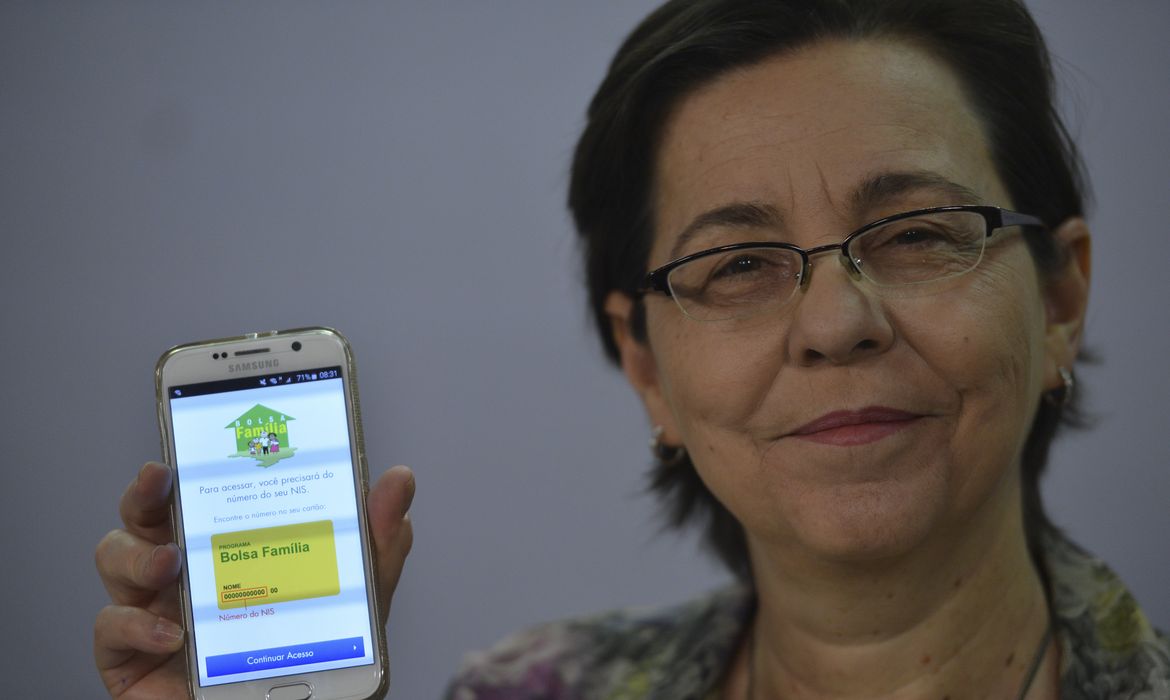 Brasília - A ministra do Desenvolvimento Social e Combate à Fome, Tereza Campello, fala sobre o novo aplicativo do programa Bolsa Família, durante o programa Bom Dia Ministro (José Cruz/Agência Brasil)
