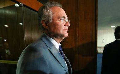 Brasília - Presidente do Senado afastado pelo STF, Renan Calheirros deixa a casa acompanhado do colega Romero Jucá. Renan não assinou a notificação de afastamento (Fabio Rodrigues Pozzebom/Agência Brasil)